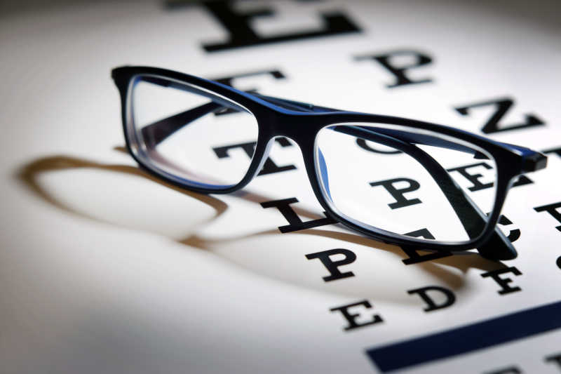 白色的视力测试图和眼镜