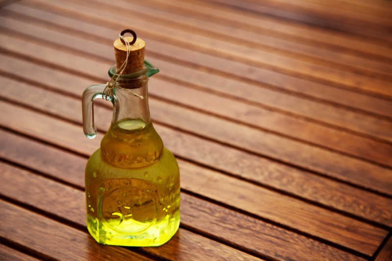 木桌上的瓶装橄榄油