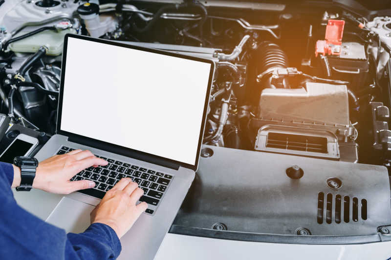 在汽车维修服务中使用笔记本电脑的专业汽车修理工