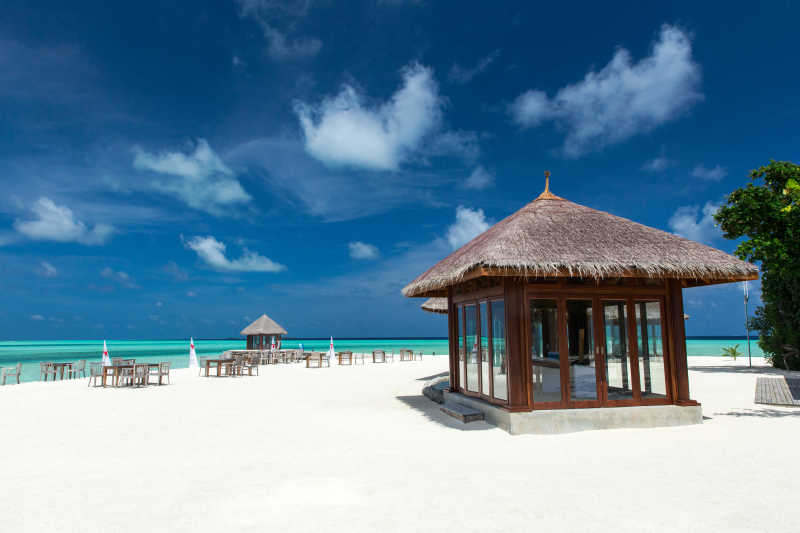 蓝天白云下的热带海滩上的休息室