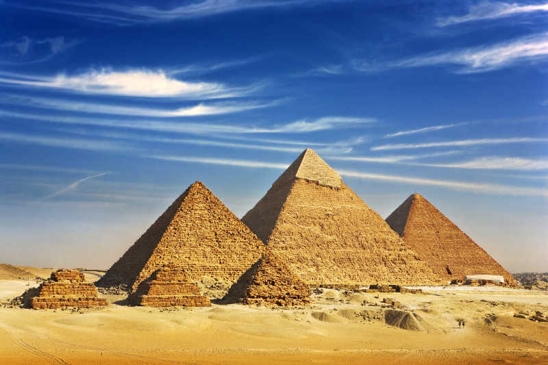 蓝天下的吉萨金字塔
