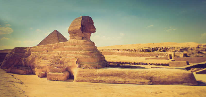 金字塔背景下的大狮身人面像全貌