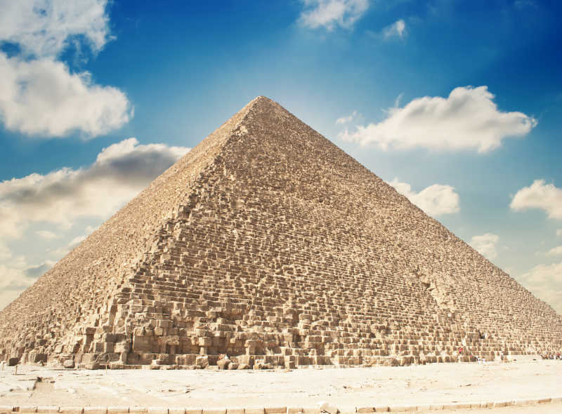 晴朗天空下的吉萨金字塔