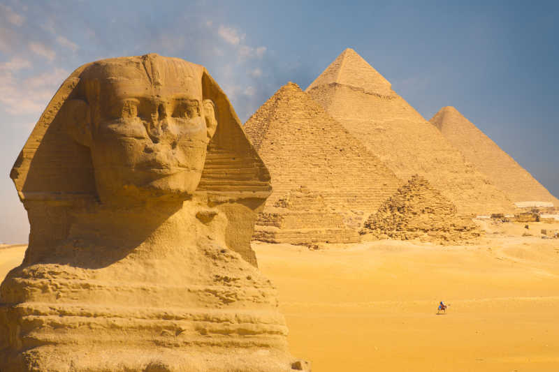 金字塔背景下狮身人面像特写