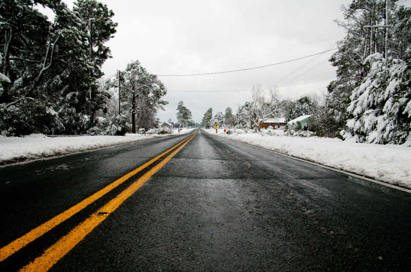 下雪的公路