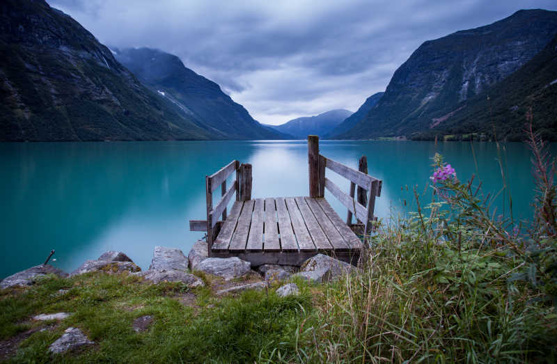 挪威湖畔的木制码头