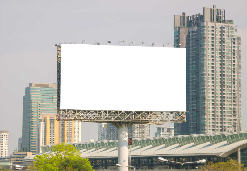 城市背景下的空白广告牌