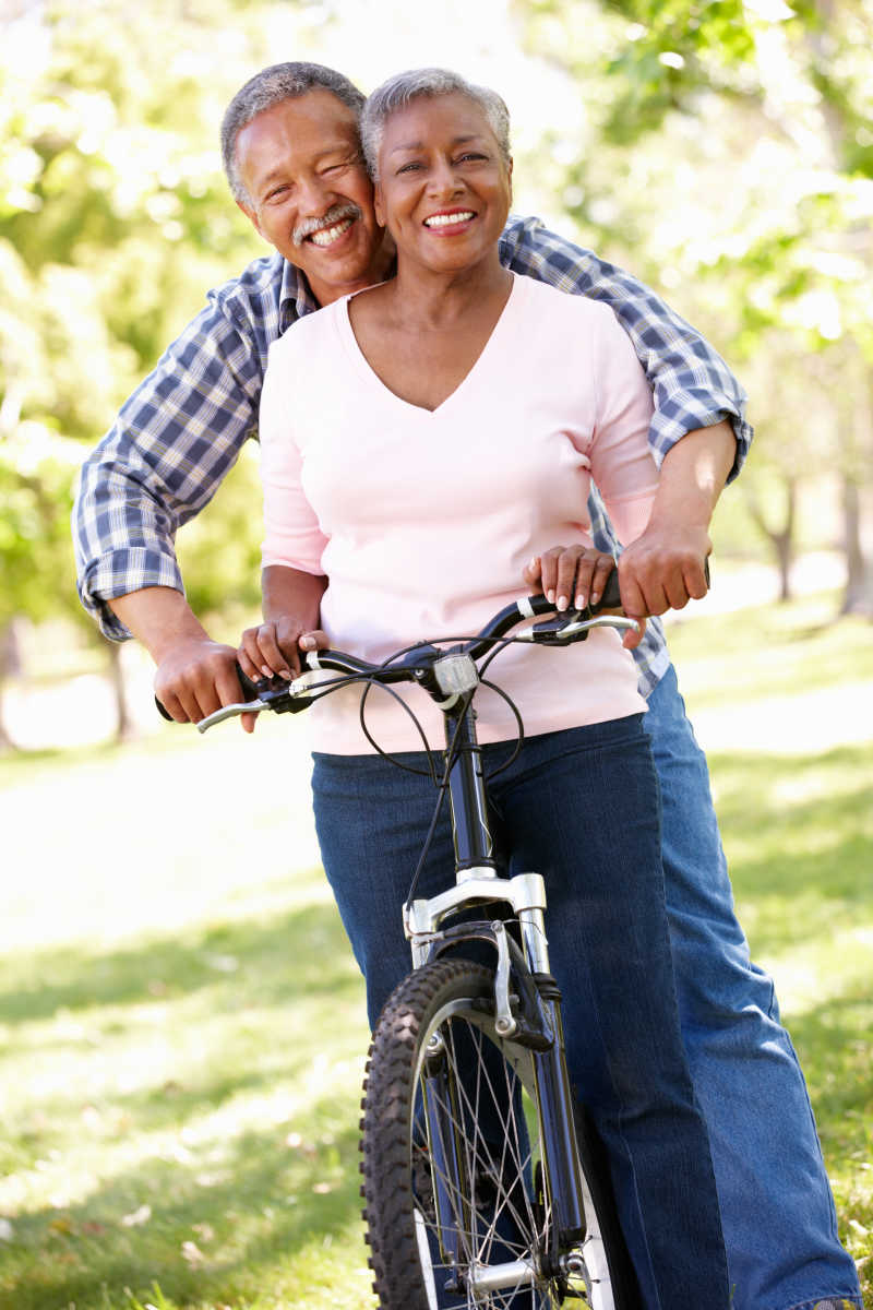 大龄夫妇在公园骑自行车