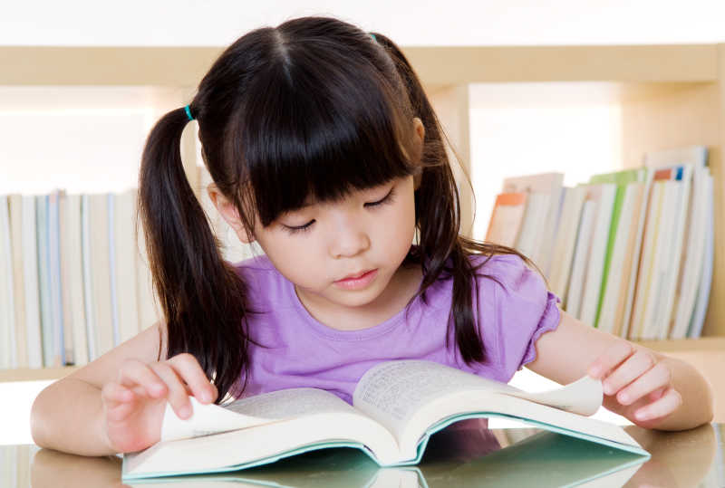 图书管理认真看书的小女孩
