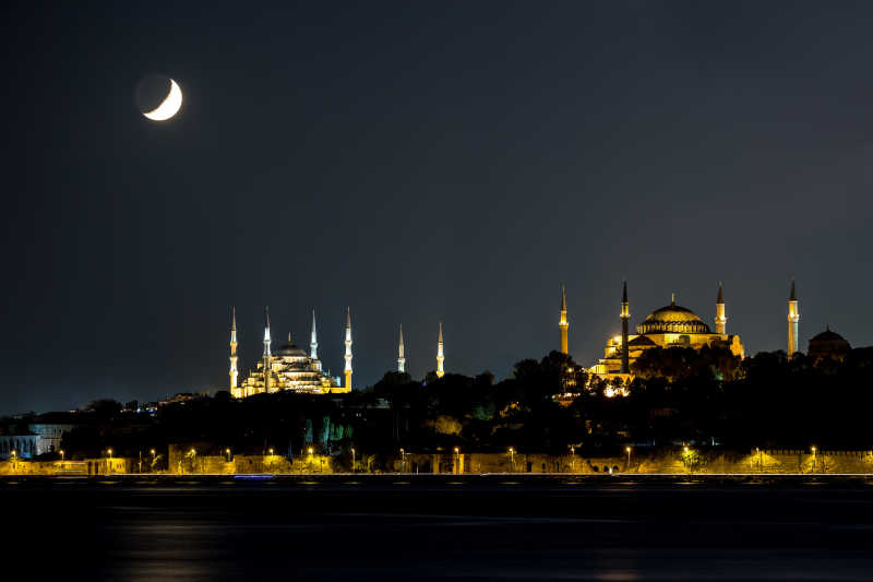 月亮下的清真寺