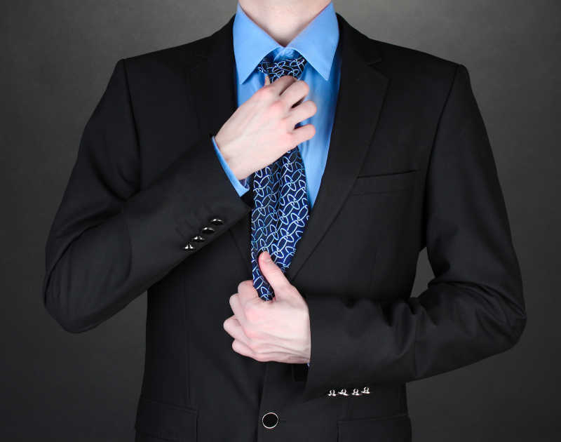 蓝色花纹领带搭配黑色西服
