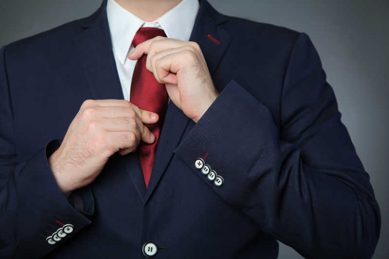 红色领带搭配深蓝色西服