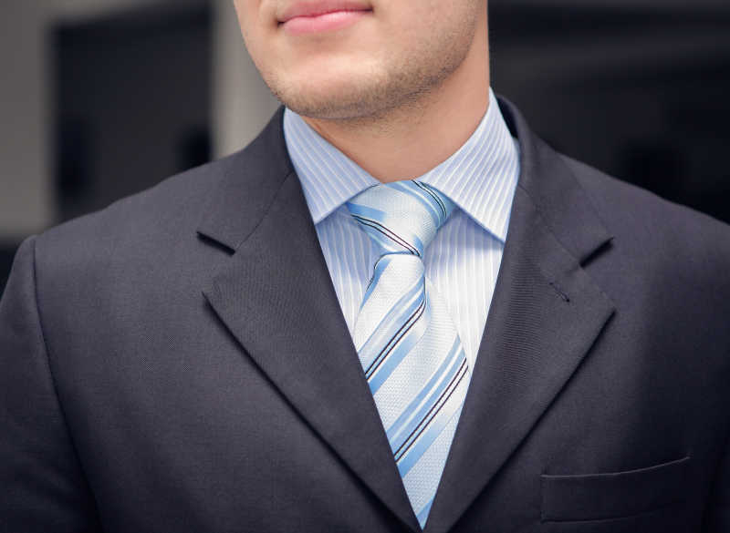 灰色西服搭配蓝色条纹领带