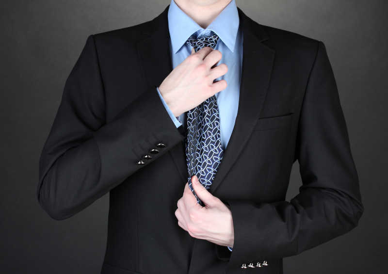 黑色西服搭配深蓝条纹领带