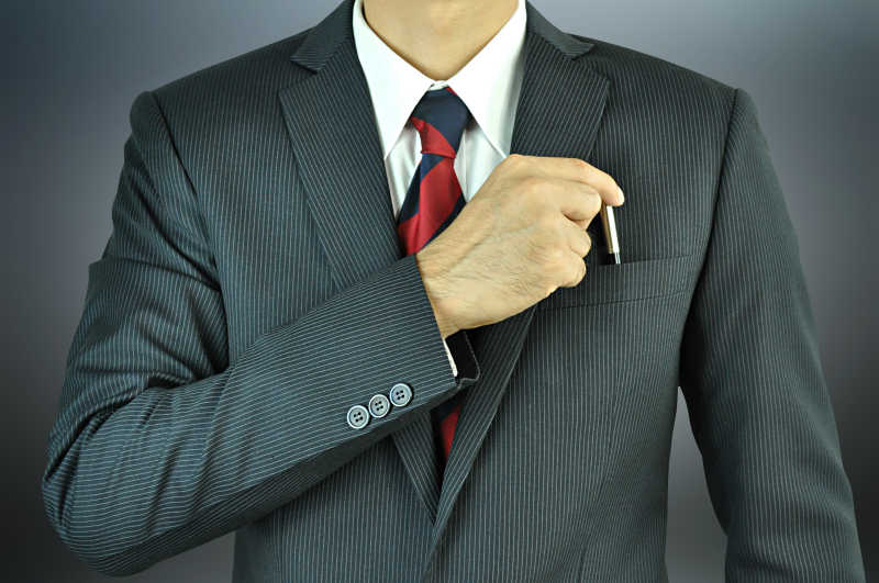 灰色条纹西服搭配红黑双色领带