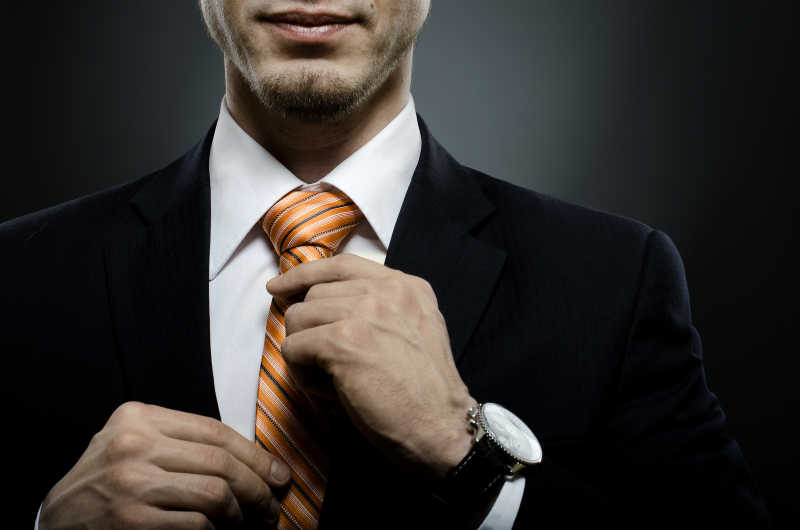 橙色条纹领带搭配黑色西服