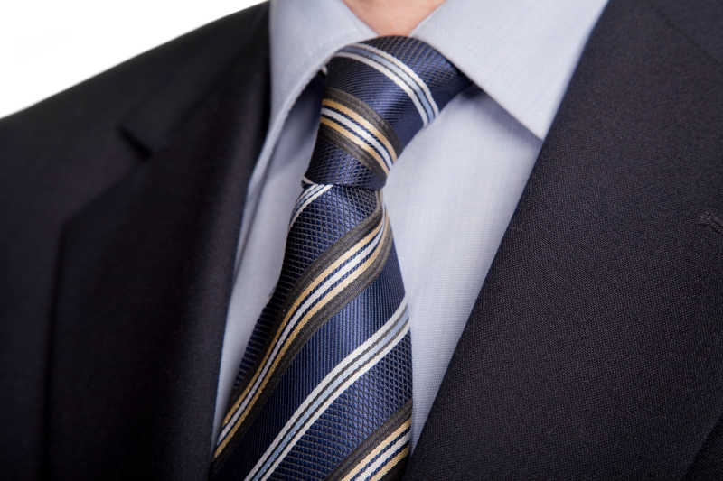 蓝色条纹领带搭配黑色西服细节展示