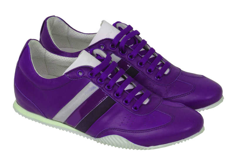 白色背景下的紫色鞋子
