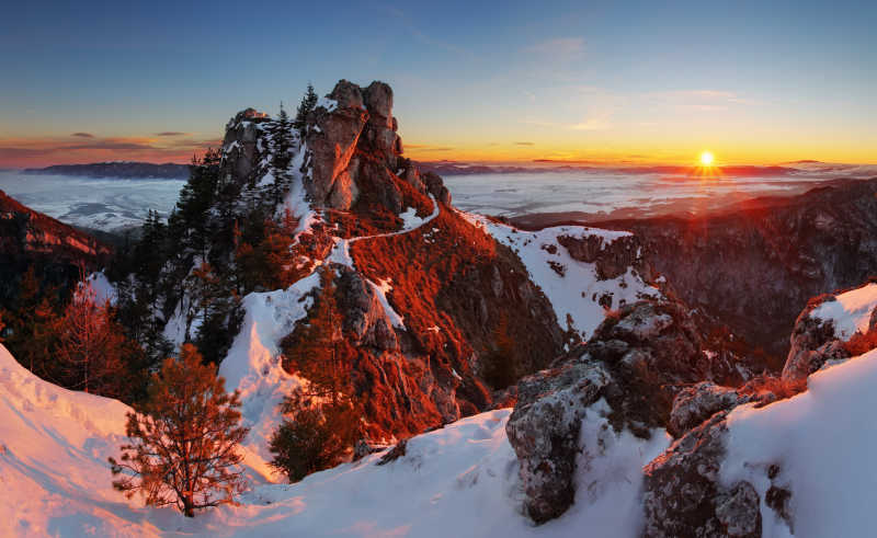 冬季日落的斯洛伐克雪山
