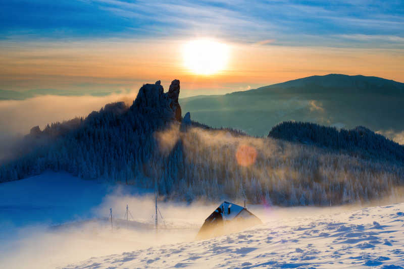 被阳光照射的冬季的山彩色背景