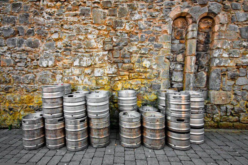 啤酒桶与质朴的石头墙堆