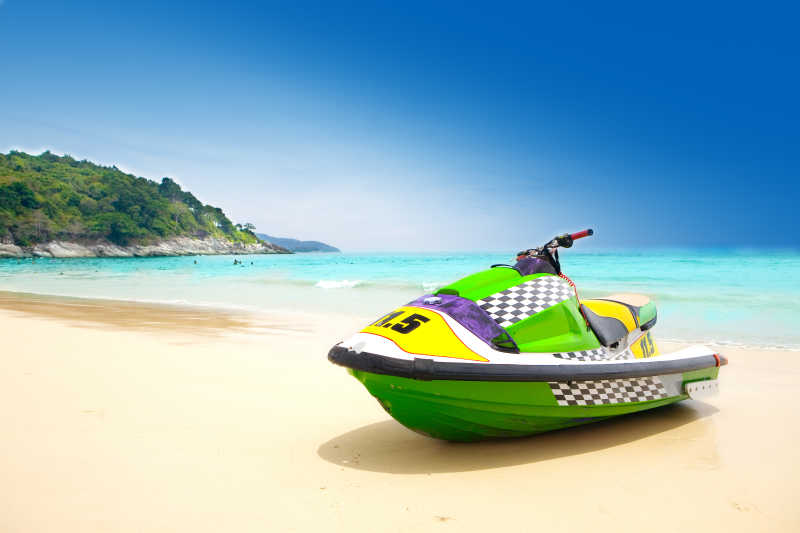 蓝色的天空和湛蓝的海水一辆摩托艇停在沙滩上
