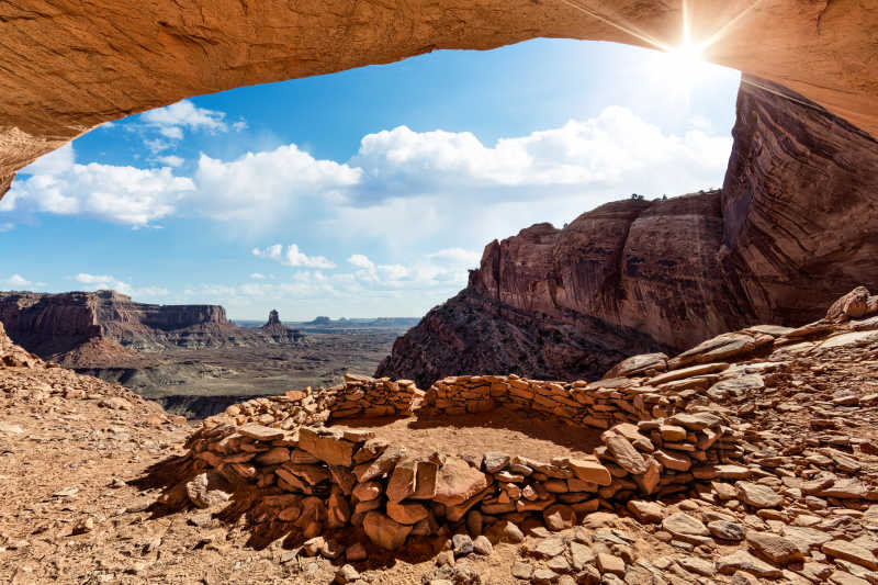 蓝天白云风景下的沙漠中的石头拱门