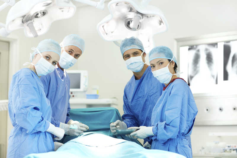 明亮干净的手术室里的外科医学专业人员