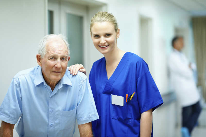 医院穿着工作服的护士和生病的老年人