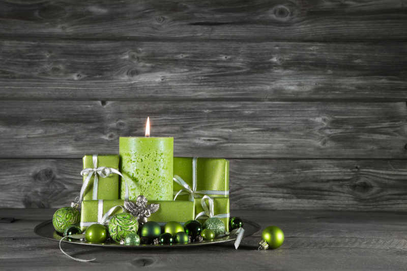 绿色圣诞蜡烛装饰
