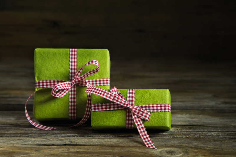 两个绿色礼品盒