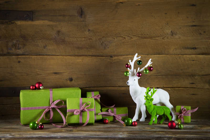 绿色圣诞礼物和麋鹿