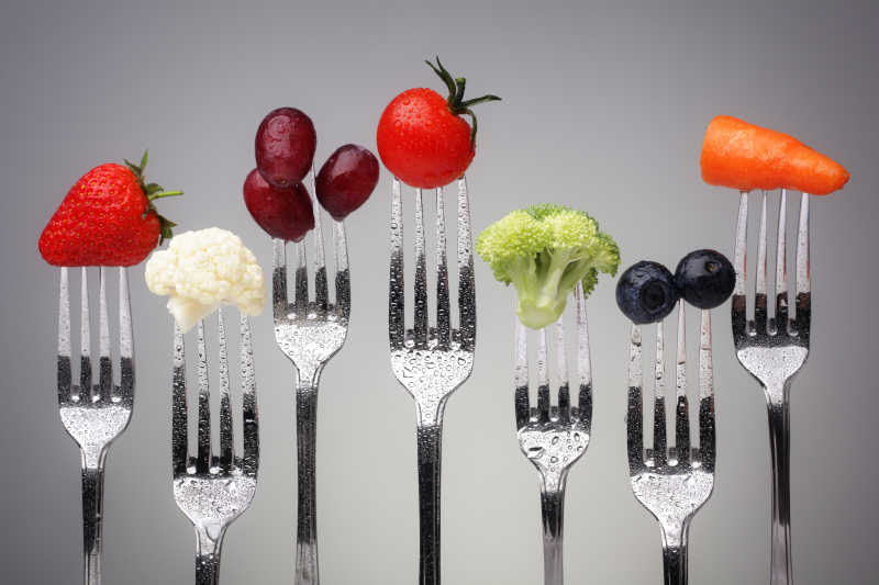 叉子上的各种新鲜水果和蔬菜