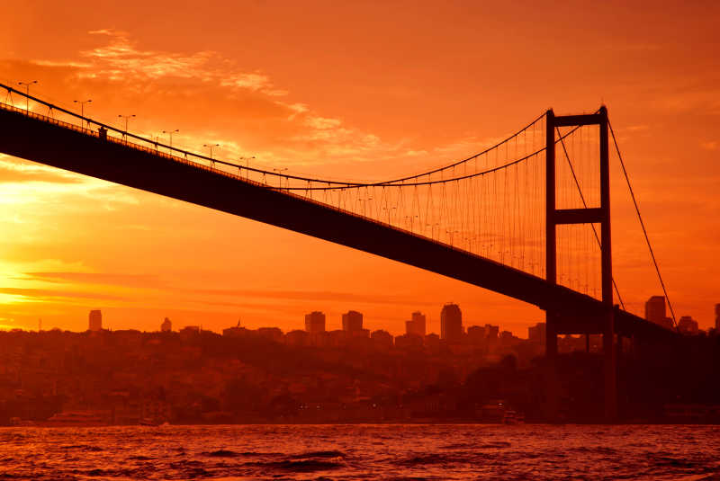 日落时分的伊布尔博斯普鲁斯海峡大桥