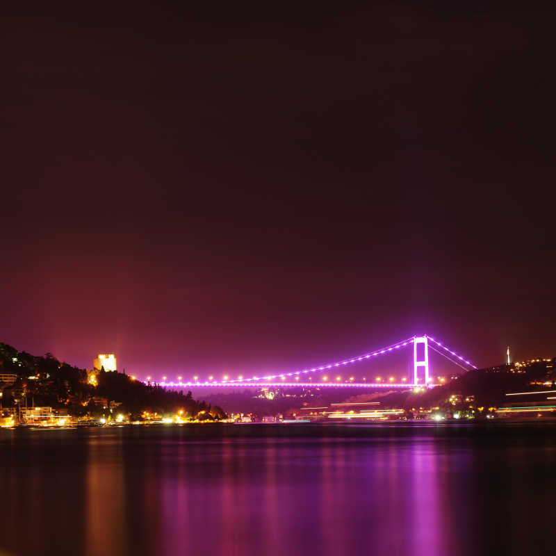 伊布尔博斯普鲁斯海峡大桥美丽的夜景