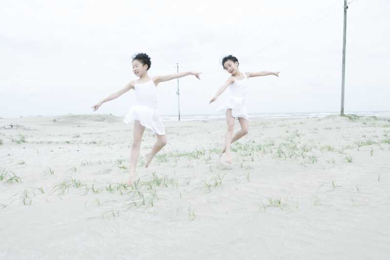 海滩上跳舞的两个小女孩