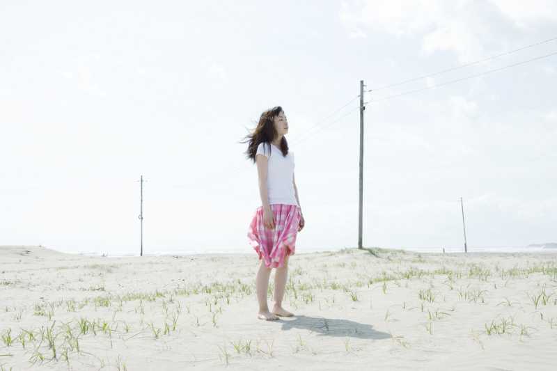 女孩站在沙滩上