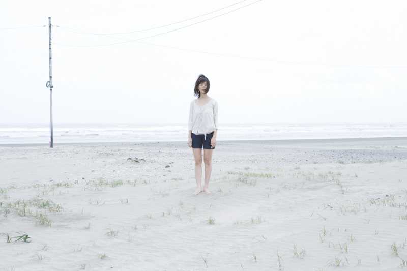 安静的站在沙滩上的女孩