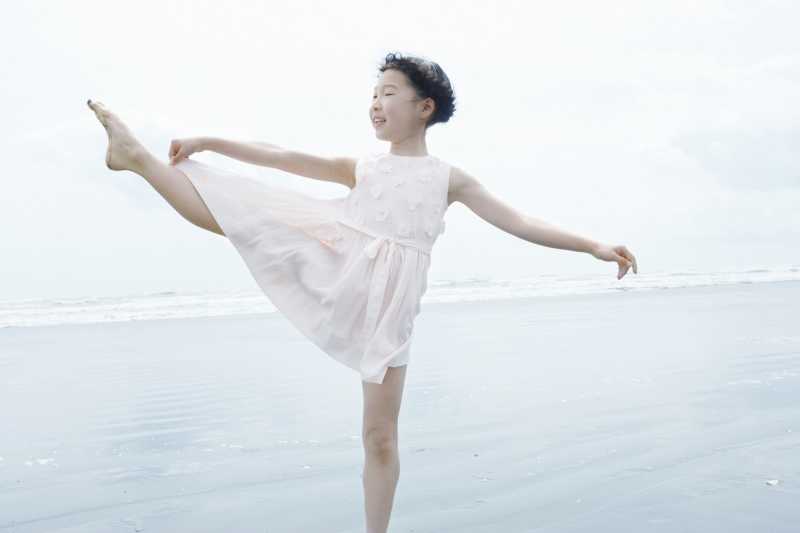 浅滩上跳舞的小女孩