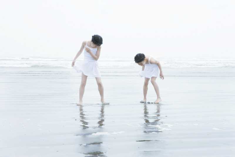 两个在沙滩上玩耍的小女孩