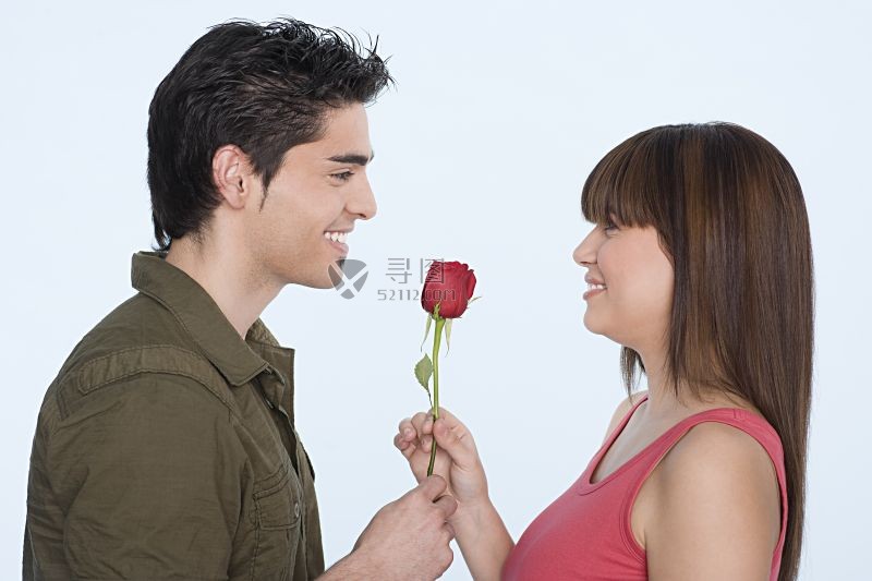 男孩充满深情的送给女孩一朵玫瑰花
