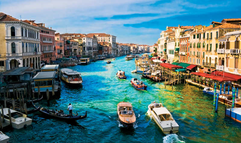 阳光下的威尼斯运河
