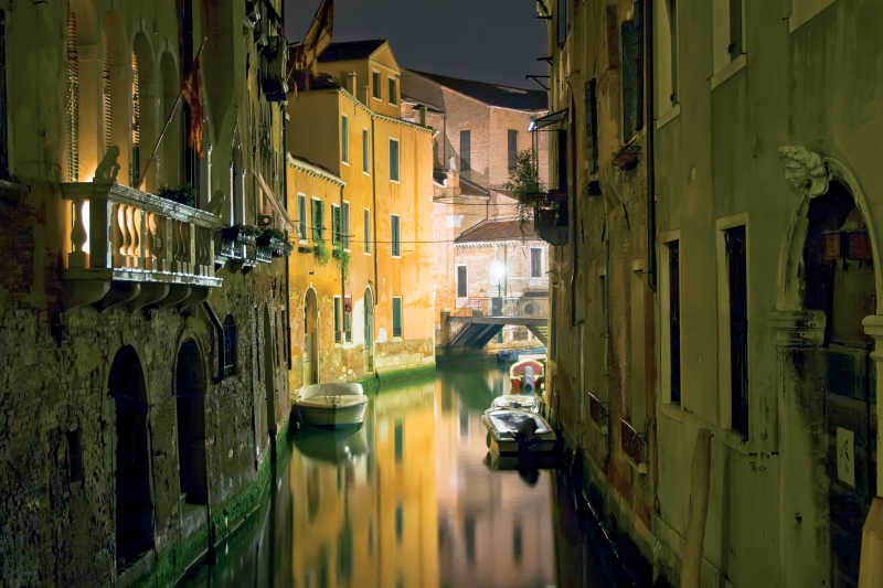 夜晚的意大利运河