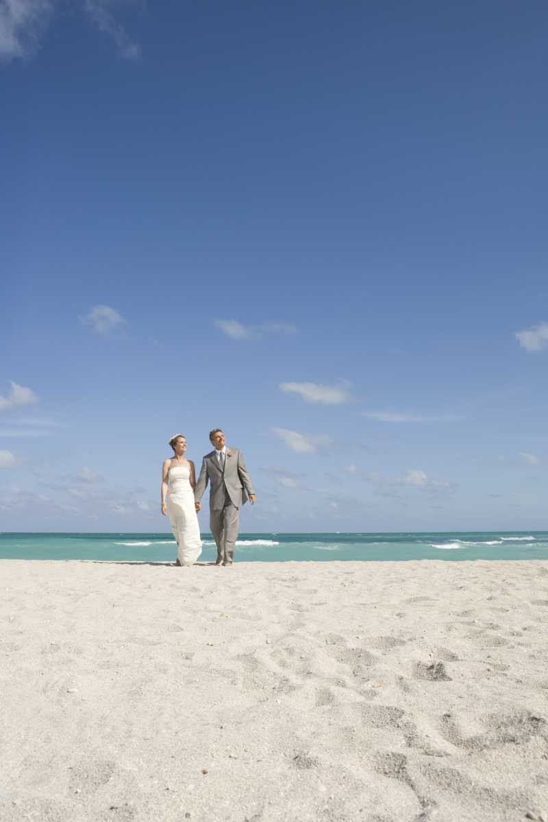 沙滩上的新婚夫妇