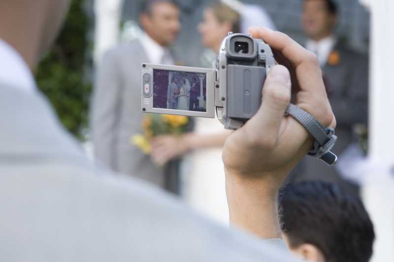 用相机拍摄婚礼的现场