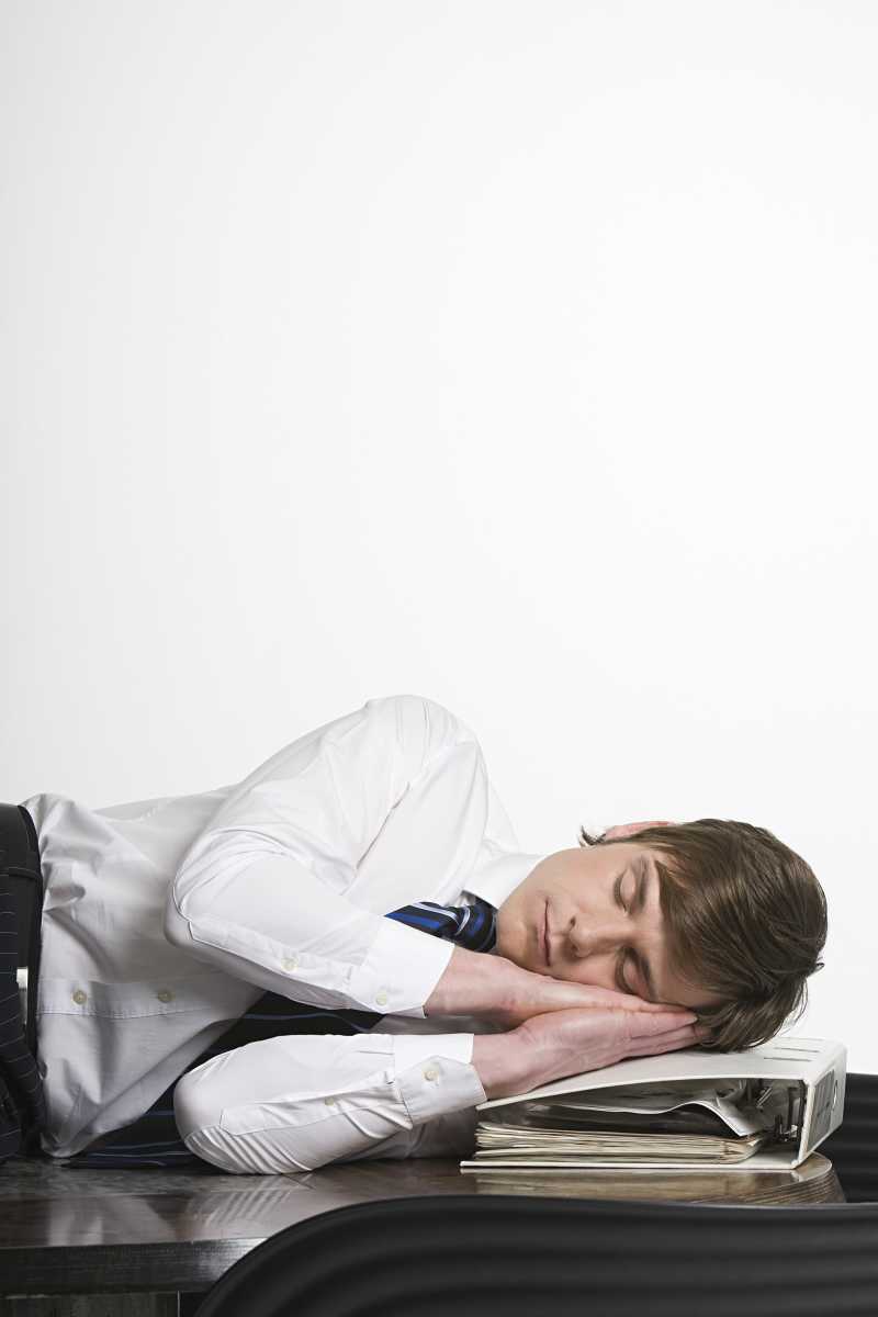 办公桌上睡着的年轻人