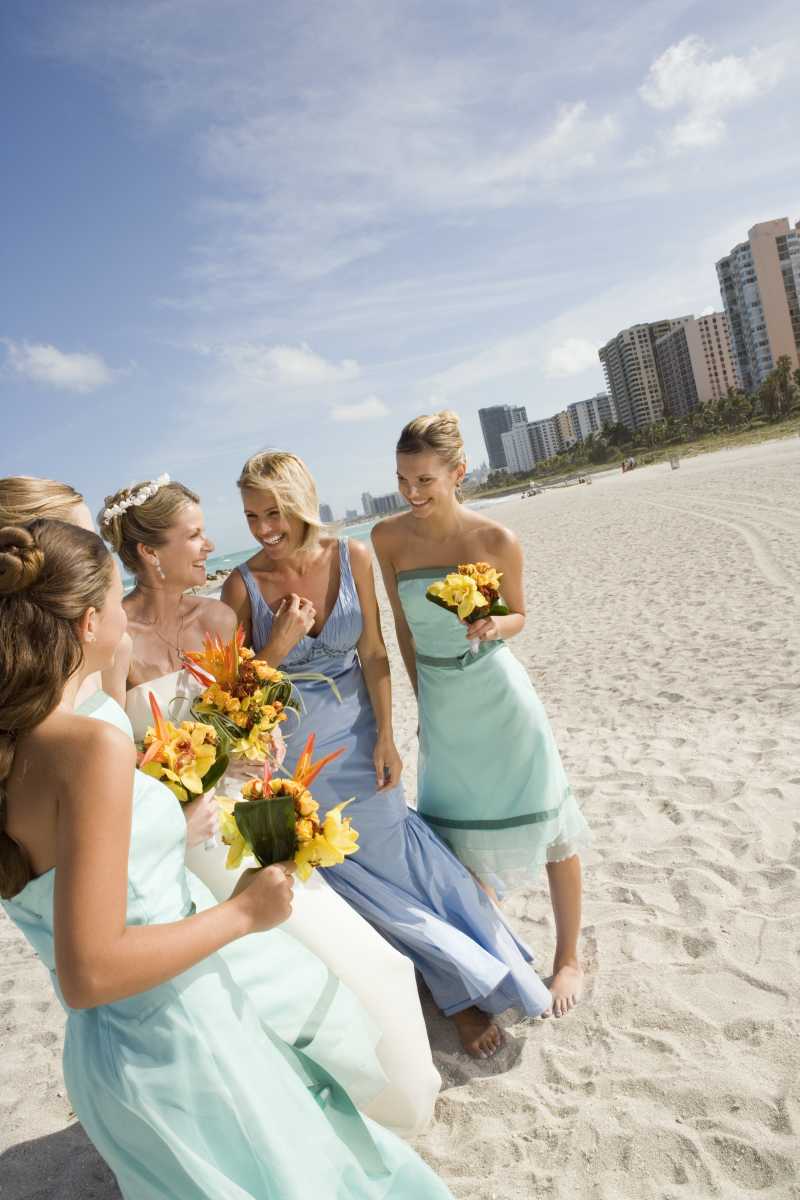 沙滩上漫步的新娘们