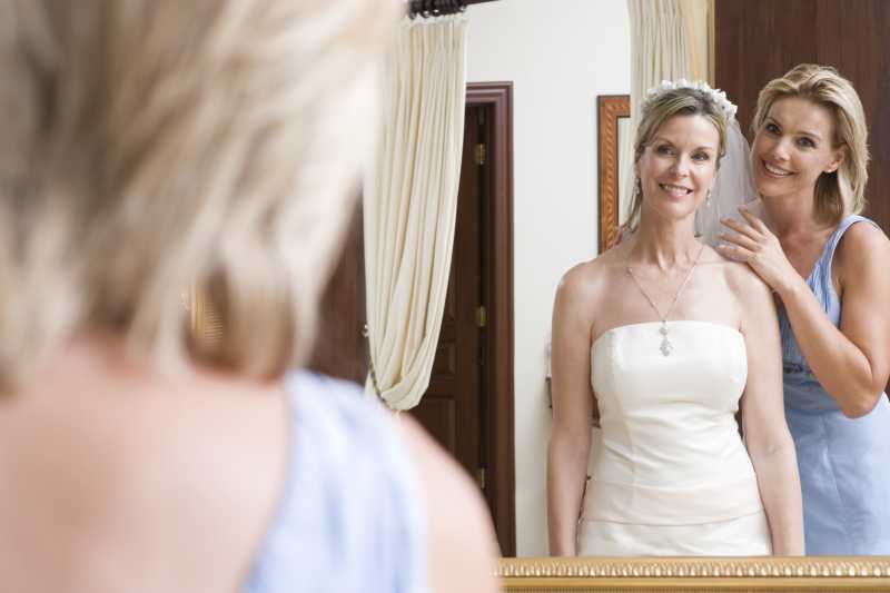 新娘满意的看着镜子里的自己
