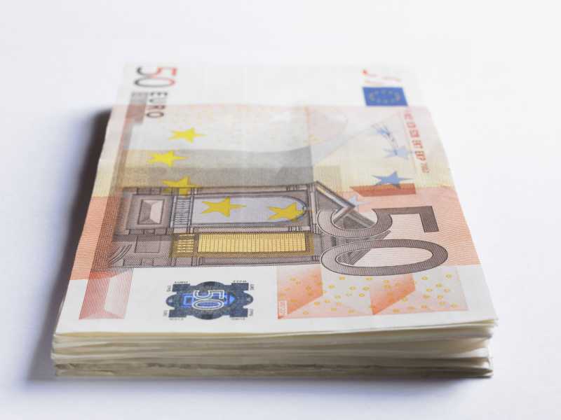 一堆五十的欧元钞票