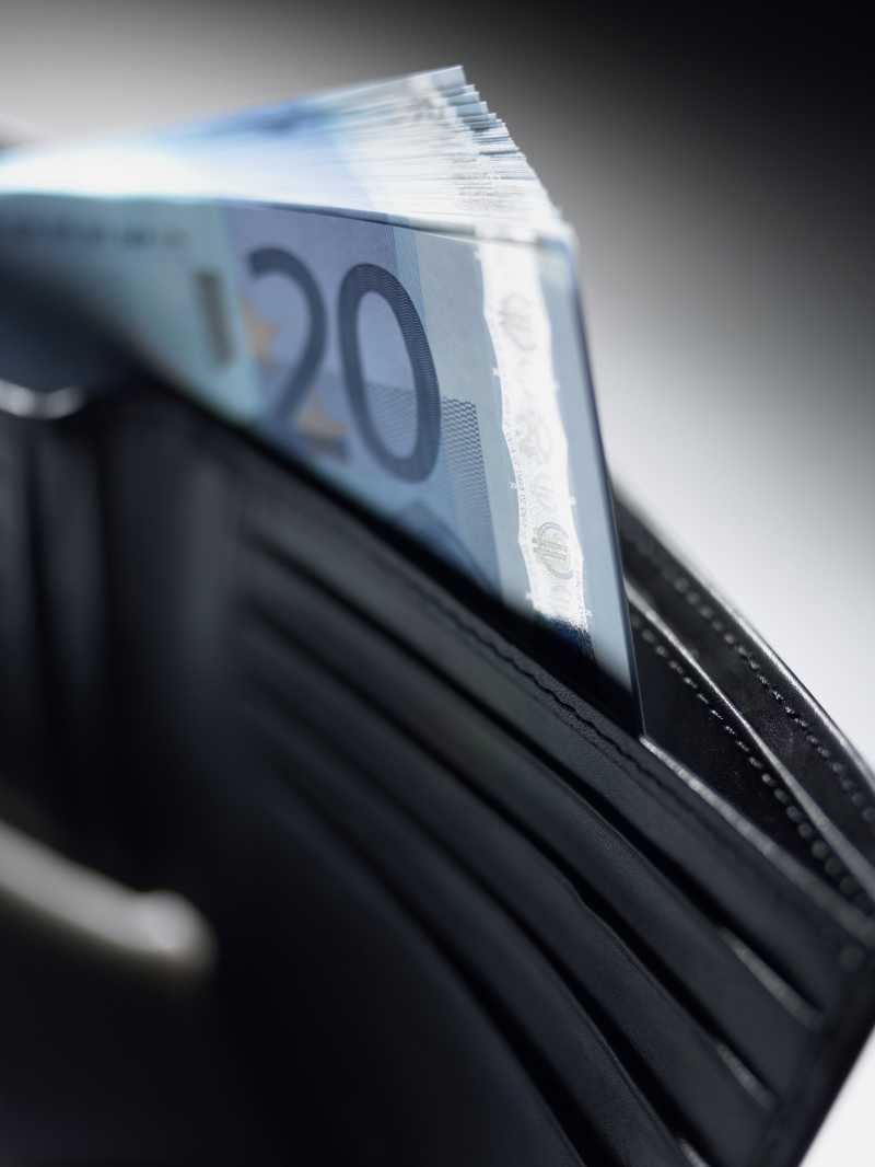 黑色钱包里的欧元钞票